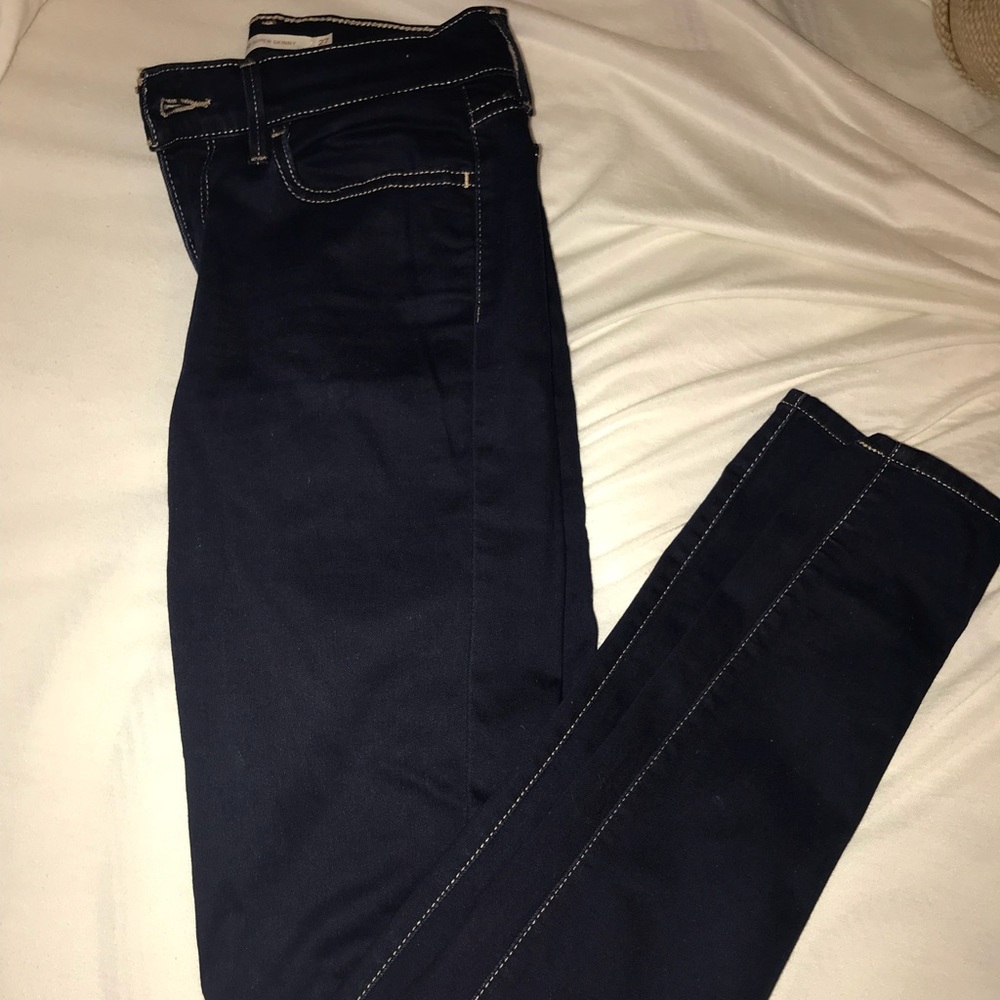 Dark washed skinny jeans 💙